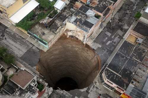 Fontis spectaculaire en milieu urbain (Guatemala)